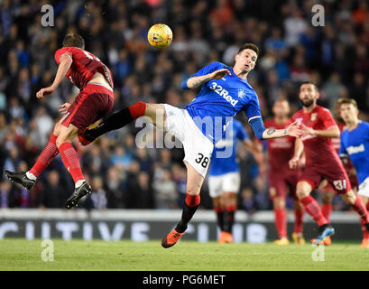 Kyle Lafferty des Rangers (à droite) se heurte à l'Ufa FC Jemal Tabidze au cours de l'UEFA Europa League play-off, premier match de jambe à Ibrox Stadium, Glasgow. Banque D'Images