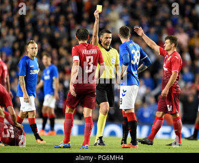 Kyle Lafferty des Rangers est montré un carton jaune par l'arbitre Daniel Stefanski après un défi sur CF Ufa's Jemal Tabidze au cours de l'UEFA Europa League play-off, premier match de jambe à Ibrox Stadium, Glasgow. Banque D'Images