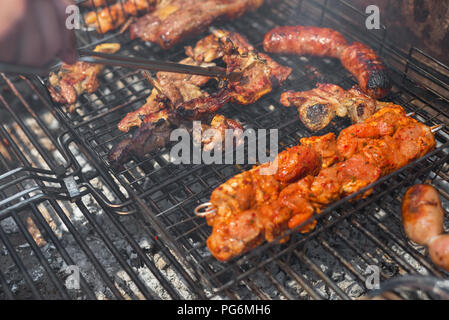 Un assortiment de viandes grillées sur un barbecue Banque D'Images