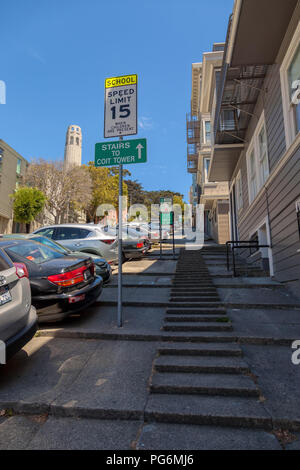 Pas sur le trottoir mènent à la Coit Tower, San Francisco, California, United States. Banque D'Images