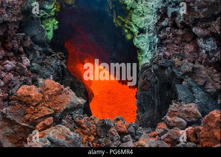 Magma active dans un ruisseau au-dessous du volcan Tolbachik, Kamchatka, Russie Banque D'Images