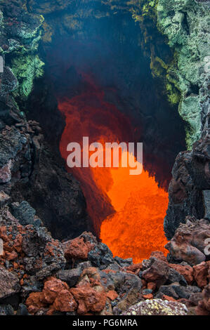 Magma active dans un ruisseau au-dessous du volcan Tolbachik, Kamchatka, Russie Banque D'Images