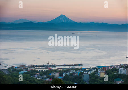 La baie d'Avacha avec volcan, près de Petropavlovsk-kamtchatski au coucher du soleil, le Kamchatka, Russie Banque D'Images