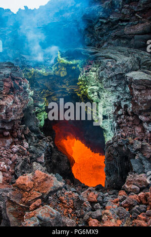 Magma active dans un ruisseau au-dessous du volcan Tolbachik, Kamchatka, Russie Banque D'Images