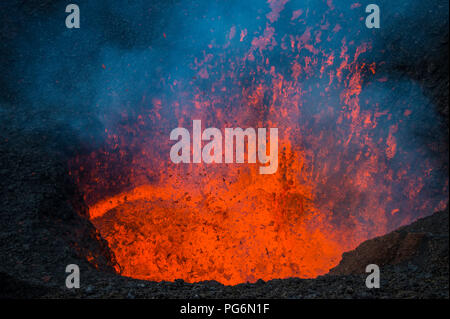 Éruption de laves actives sur le volcan Tolbachik, Kamchatka, Russie Banque D'Images