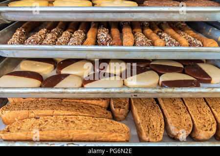 Sélection de différents biscuits chien sur des casseroles. Banque D'Images