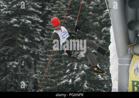 BUSTENI, ROUMANIE, Février 02, 2010 : un grimpeur sur glace sur un mur gelé à la concurrence à Busteni. Banque D'Images