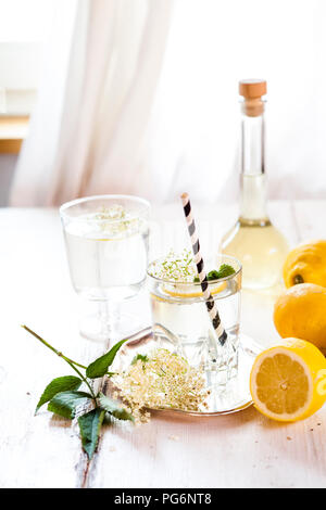 Verre de limonade aîné fait maison avec tranche de citron Banque D'Images