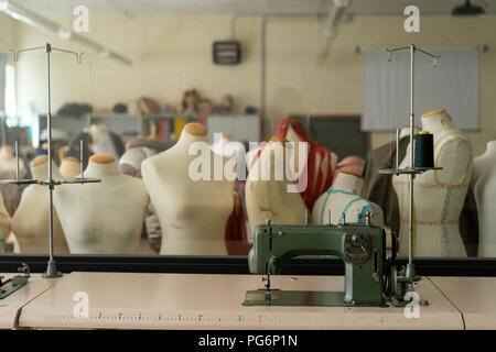 Modèles de couturière et machine à coudre dans le studio de design de mode Banque D'Images