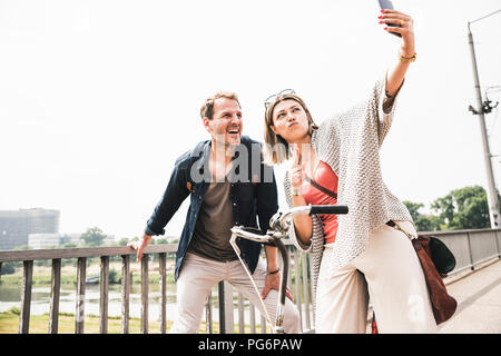 Prendre un couple heureux sur un pont selfies Banque D'Images
