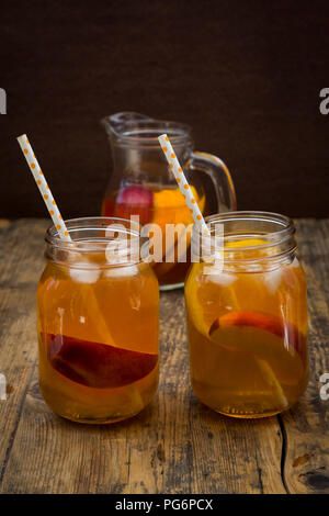 Deux verres de peach orange ice tea sur bois Banque D'Images