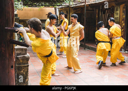 Vietnam, Hanoi, les hommes exerçant le kung fu, kung fu l'apprentissage de l'homme Banque D'Images