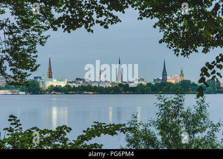 Allemagne, Hambourg, le lac Alster extérieur avec vue sur la ville Banque D'Images