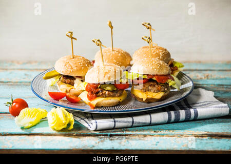 Mini burger on plate Banque D'Images