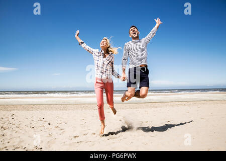 Carefree couple heureux sur la plage Banque D'Images