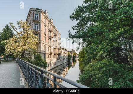 Allemagne, Hambourg, Eppendorf, bâtiments résidentiels au canal Isebek Banque D'Images