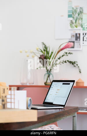 Ordinateur portable sur table dans l'appartement d'un architecte bureau loft Banque D'Images