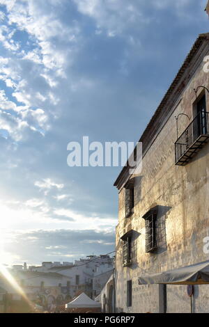 L'Espagne, Frigiliana, Malaga. Le festival annuel de trois cultures, maures, juifs et chrétiens. Le crépuscule comme le soleil se reflète sur le bâtiment El Ingenio. Banque D'Images