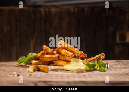 Fabriqué à la main en frites avec de la mayonnaise sur bois Banque D'Images