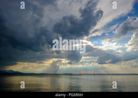 Allemagne, Bavière, Alpes de Chiemgau, Chieming à Chiemsee, sombres nuages sur le lac de Chiemsee Banque D'Images