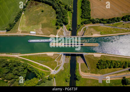 Pont-canal, pont de l'eau, avec la traversée du canal de la rivière Lippe, lippe river, des bateaux de navigation intérieure, d'un cargo, la navigation intérieure, la construction d'un pont, la date Banque D'Images