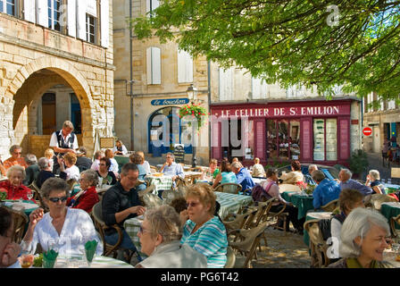 SAINT EMILION occupé restaurant bar café alfresco dans St-Emilion carré sur une chaude journée ensoleillée, avec les personnes bénéficiant de l'atmosphère Bordeaux Gironde France Banque D'Images