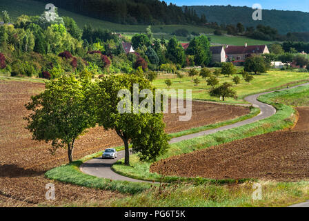 Vacances en voiture dans la campagne rurale et tranquille de la France, près de Curtil-Vergy, dans les Hautes cotes de nuits, Côte d'Or, France Banque D'Images