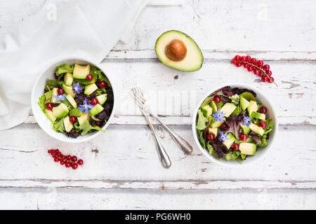 Salade Mixte avec de l'avocat, de groseille rouge et de fleurs de bourrache Banque D'Images