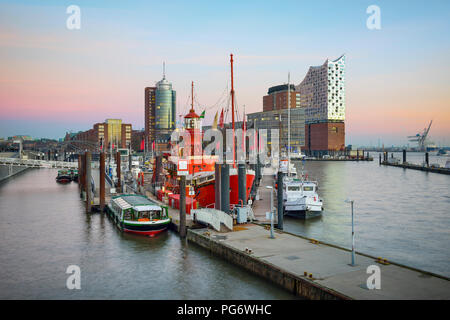 Allemagne, Hambourg, en vue d'Hanseatic Trade Center et lbe Philharmonic Hall dans la soirée Banque D'Images