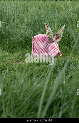 Lapin Origami on meadow Banque D'Images