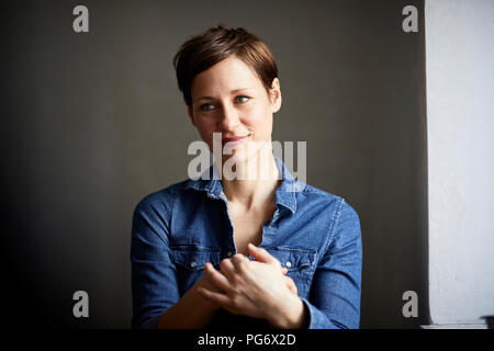 Portrait de ana ttractive femme, portant chemise en jean Banque D'Images