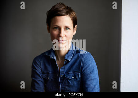 Portrait de ana ttractive femme, portant chemise en jean Banque D'Images