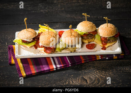 Mini burger on plate Banque D'Images