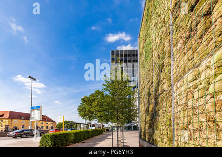 Allemagne, Stuttgart, mur de mousse près de la station de bus, contrôle de la pollution de l'air Banque D'Images