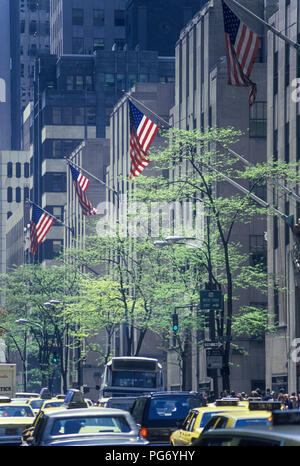 1987 Les taxis jaune HISTORIQUE CINQUIÈME AVENUE Rockefeller Center, MANHATTAN NEW YORK USA Banque D'Images