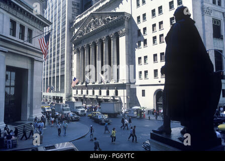 Historique STATUE 1987 WASHINGTON WALL STREET STOCK EXCHANGE BUILDING MANHATTAN NEW YORK USA Banque D'Images