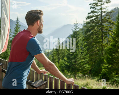 Autriche, Tyrol, Mieming, man looking at view dans les montagnes Banque D'Images