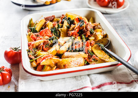 Cocotte de pommes de terre, épinards, tomates et chorizzo Banque D'Images