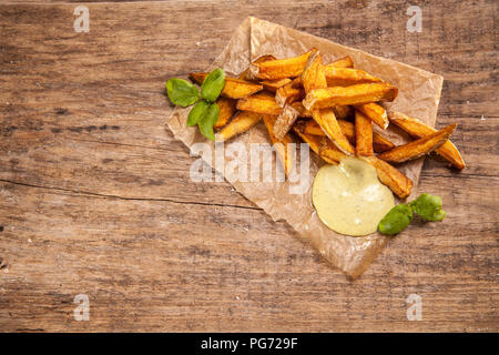 Fabriqué à la main en frites avec de la mayonnaise sur le bois, overhead view Banque D'Images