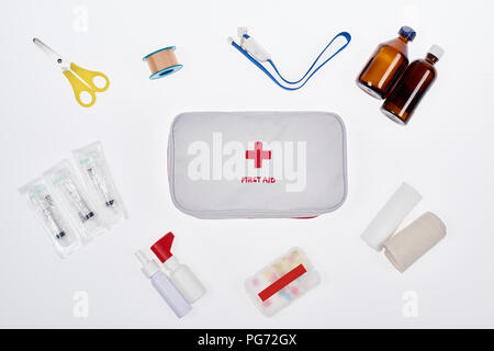 Mise à plat de l'automobile avec trousse de premiers soins avec différents médicaments isolated on white Banque D'Images