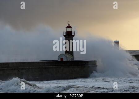 Les grandes vagues de tempête sur Pier et les phares au coucher du soleil d'hiver. Entrée de l'embouchure de la rivière Douro Harbour, au nord de Portugal. Banque D'Images