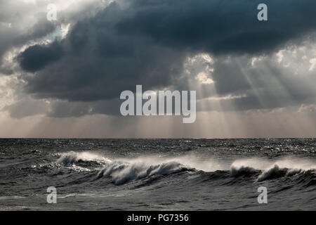 Automne nuageux avec seascape, scintillants de soleil, la mer et une longue vague au premier plan avant la pluie et tempête. Amélioration de ciel. Banque D'Images