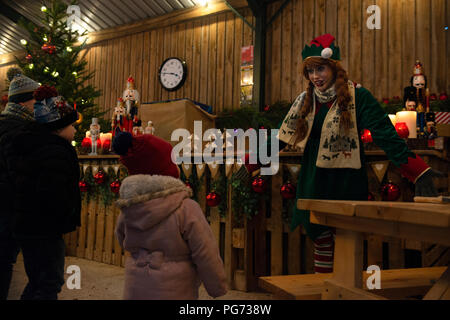 Les enfants fabriquent des jouets dans Santas workshop à l'époque de Noël. Credit : Lee Ramsden / Alamy Banque D'Images