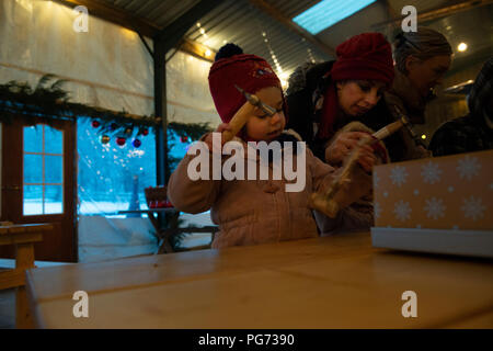 Les enfants fabriquent des jouets dans Santas workshop à l'époque de Noël. Credit : Lee Ramsden / Alamy Banque D'Images