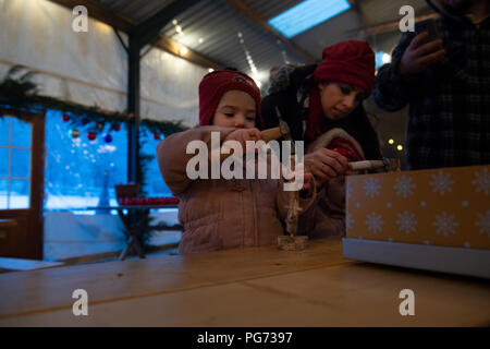 Les enfants fabriquent des jouets dans Santas workshop à l'époque de Noël. Credit : Lee Ramsden / Alamy Banque D'Images