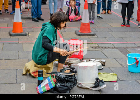 EDINBURGH FESTIVAL FRINGE 2018 BATTANT UN RYTHME D'USTENSILES DE CUISINE UN JOUEUR DE TAMBOUR Banque D'Images