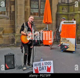 EDINBURGH FESTIVAL FRINGE 2018 GUITARISTE MUSICIEN AMBULANT AU ST GILES Banque D'Images