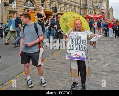 EDINBURGH FESTIVAL FRINGE 2018 PLAYER distribuant des prospectus d'UN ÉTAT D'ESPRIT Banque D'Images