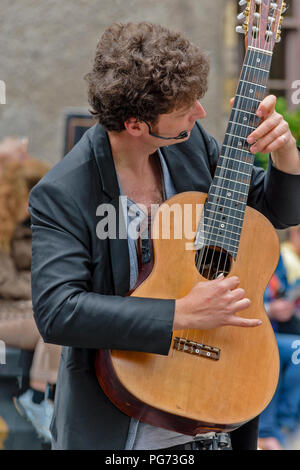 EDINBURGH FESTIVAL FRINGE 2018 Le joueur de guitare classique Banque D'Images