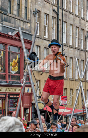 EDINBURGH FESTIVAL FRINGE 2018 FUNAMBULE JOUE UN VIOLON AVEC UN PIED SUR LA CORDE Banque D'Images